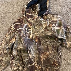 Selling camouflage hunting jackets size extra large